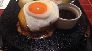 熱々の溶岩石の上で、じゅわ～