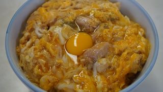 中庭を囲んだ純日本家屋の一室で