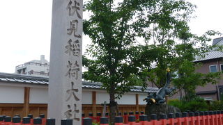 奥には有名な千本鳥居があります。