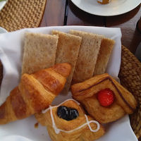 プールサイドで朝食