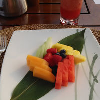 プールサイドで朝食