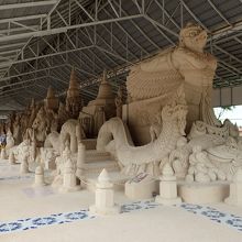 仏像群の前にある建物にも砂を固めた彫刻などを展示している