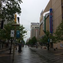 小雨模様の買い物公園通り。平日の日中は人気が少なかった！