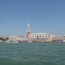 ヴァポレットからサンマルコ広場遠景。