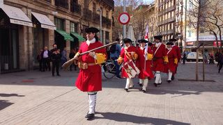 風情ある旧市街地、旧市街地のカタルーニャの愛郷心を感じられる