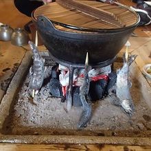 囲炉裏を使った焼き魚を食べる事ができます。生きたままの魚を串刺し ...