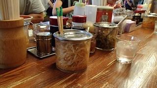 らーめんの前に、辛子もやしがおすすめです。このもやし、食前の食べ物として最近のらーめん屋さんに多いですが、少し辛めなので、お腹の中に入れやすく、食べやすいのでおすすめです。