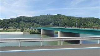 とてもなだらかなゆったりとした川で、水も綺麗ですので、湖みたいな感じのする川です。