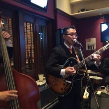 生バンドが入っていることも