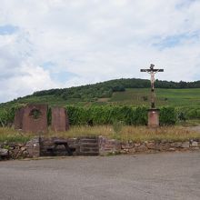 カイゼスベルグに向かうワイン畑にある十字架