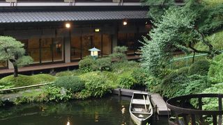 週末は個室の大窓から琴の生演奏と庭園を眺めていただく京懐石