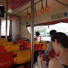 駅近くのサートーン船着場から出ているチャオプラヤーエクスプ