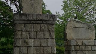 中島公園の中で目立って建っています