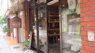 自然素材のアクセサリーが並ぶ