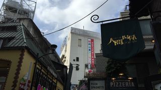 短く細い路地です