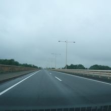 真っ直ぐ伸びる道路