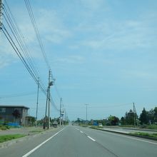 真っ直ぐ伸びる道路