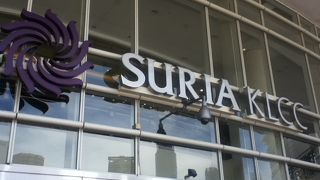 伊勢丹や紀伊国屋書店など多数のお店がある