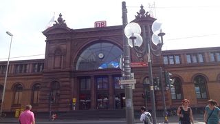 大きくは無いが、どっしりした印象の駅。