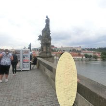 カレル橋を通り。