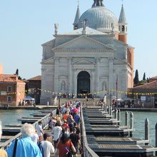 仮設橋よりレデントーレ教会を眺める。