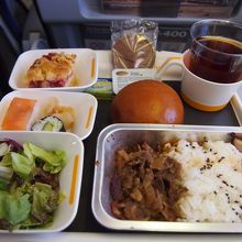 夕食。　しょうゆ味の牛丼が嬉しかった!
