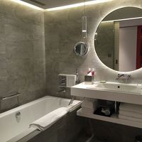 清潔感のある広いバスルーム。シャワーブースも広い。