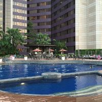 屋外プールもくつろげる