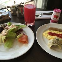 ラウンジ朝食。やや微妙な感じ