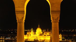 砦のアーチ型の窓？からのドナウ川&ペストの街が見下ろせます