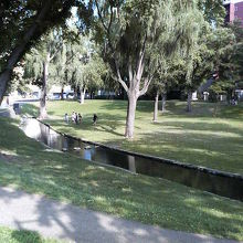 緑地帯の中を涼しげに流れています。