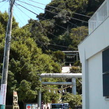 長い石段は改修中でトラックが止まってました。