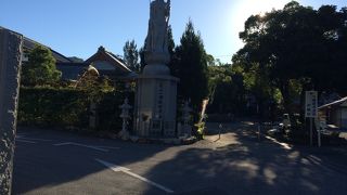 住宅街に寺があります