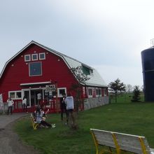 目印のサイロと赤い売店