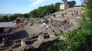 フルヴィエール寺院のそば。フランス旅行でローマ遺跡が見られるとは意外です。