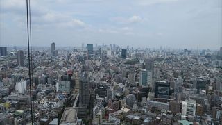 エレベータからは、渋谷の街並みや遠く、新宿まで見渡す事のできるそんな場所です。