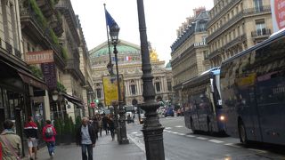 ショップが空く前、セーヌ川目指しての散歩で行動開始。