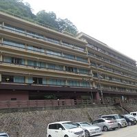 駐車場が川辺にあり、上の道路沿いに建っている