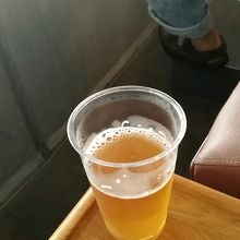 観覧席で飲むビール。