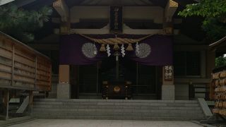 緑に囲まれた神社