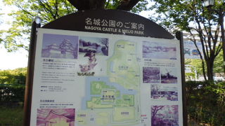 城脇の公園