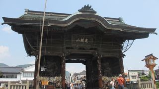 参拝の人を迎える最初の門です