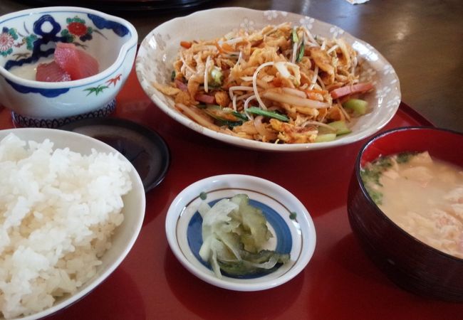 地元色つよい定食屋