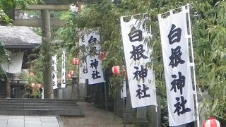 草津温泉の上に、ひっそり佇む神社。