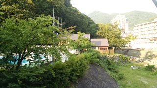 山間の小さい温泉