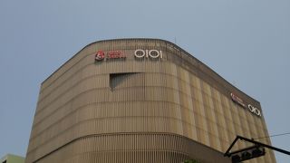 なんば駅前にある丸井