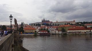 魅力的な町の風景には欠かせない川。