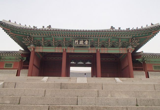 慶煕宮の門の一つ