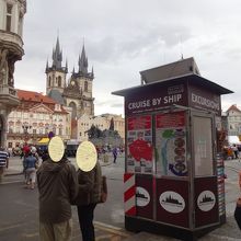 広場から見えるのは上部だけ。