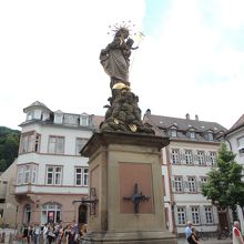 1718年に作られた天使に支えられたマドンナ像